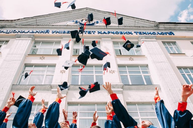 How to Get College Scholarships in 2021 (+ mistakes to avoid)