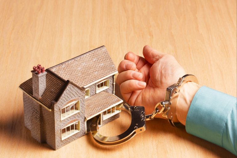 Low-Rate Mortgages Form ‘Golden Handcuffs’ Around Homeowners